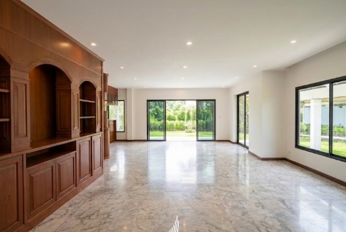 🏗️ EXECUTIVE OPPORTUNITY | MASSIVE RENOVATION PROJECT 🌳